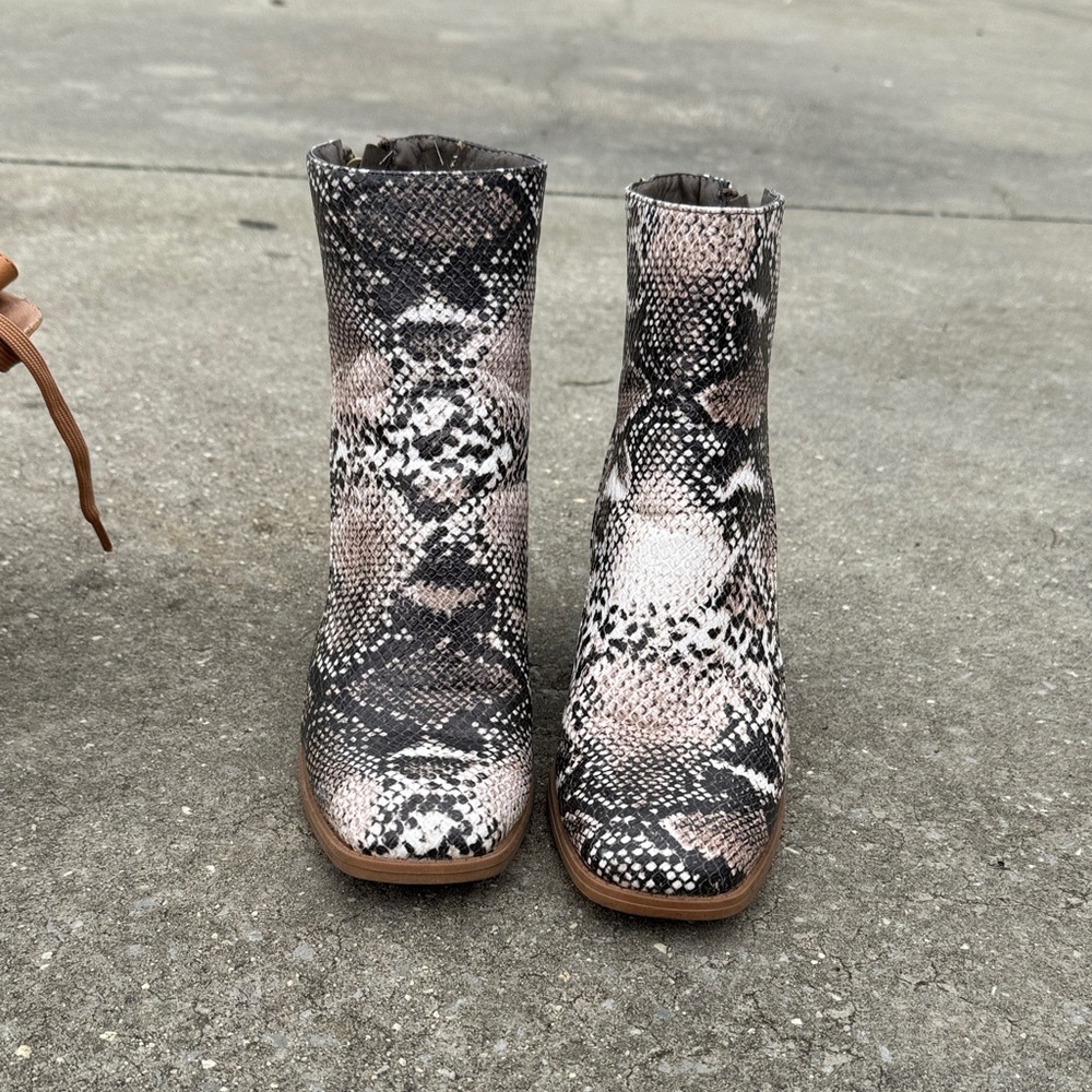 Pierre Dumas Black and White Patterned Ankle Boots